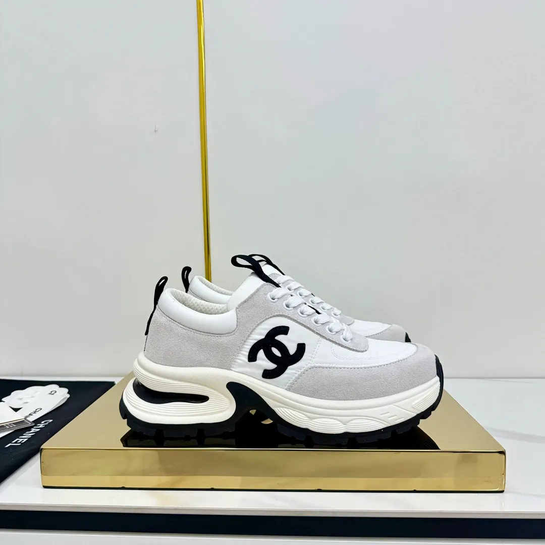 👟👟Ex-factory price 680👟👟 Upgraded version, upgraded version, upgraded version! No rebuttal accepted! ! ! ! Chanel Chanel panda shoes! 2025 counter's top casual sports shoes. This classic design; the upper is electro-embroidered with a variety of techniques; the outsole is fashionable and sporty; the unusual inclusion of a variety of color matching elements... The diversified mix and match is very good-looking and versatile, and can be used for leisure, fashion, sports, and outdoor... ꫛꫀꪝ Go➫ Materials: ❶Upper made of: original imported first-layer silk cowhide + original waterproof cloth + original first-layer cowhide ❷Inner lining: Original Yangli+Net ❸Outsole based on: Original TPU combination outsole Counter boutique packaging complete set for women 35–41 👉 👉 👉 👉